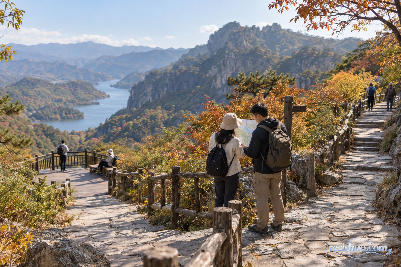 游客在秋日山水景区的岔路旁查看地图并错峰游览