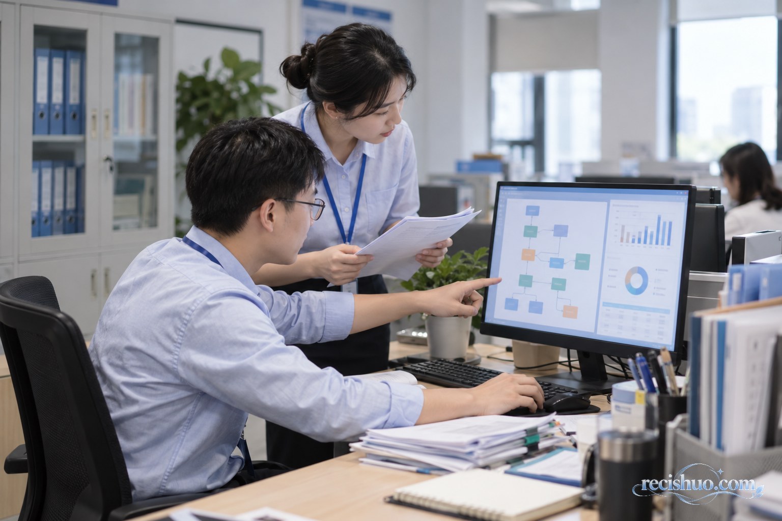 公共服务工作人员通过电脑图表和纸质材料协作核验参保信息