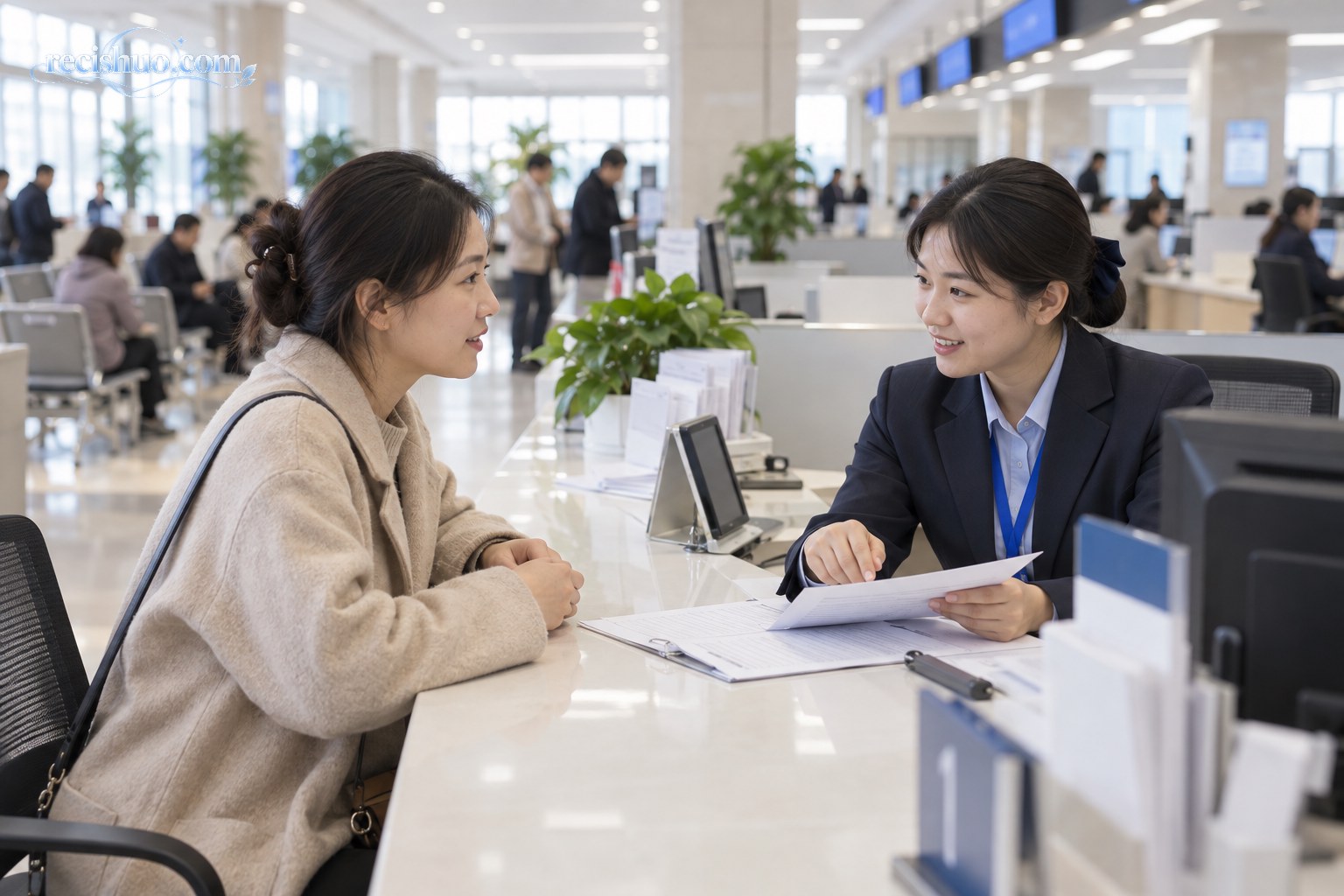 居民在现代公共服务大厅向窗口工作人员咨询社会保险办理事项