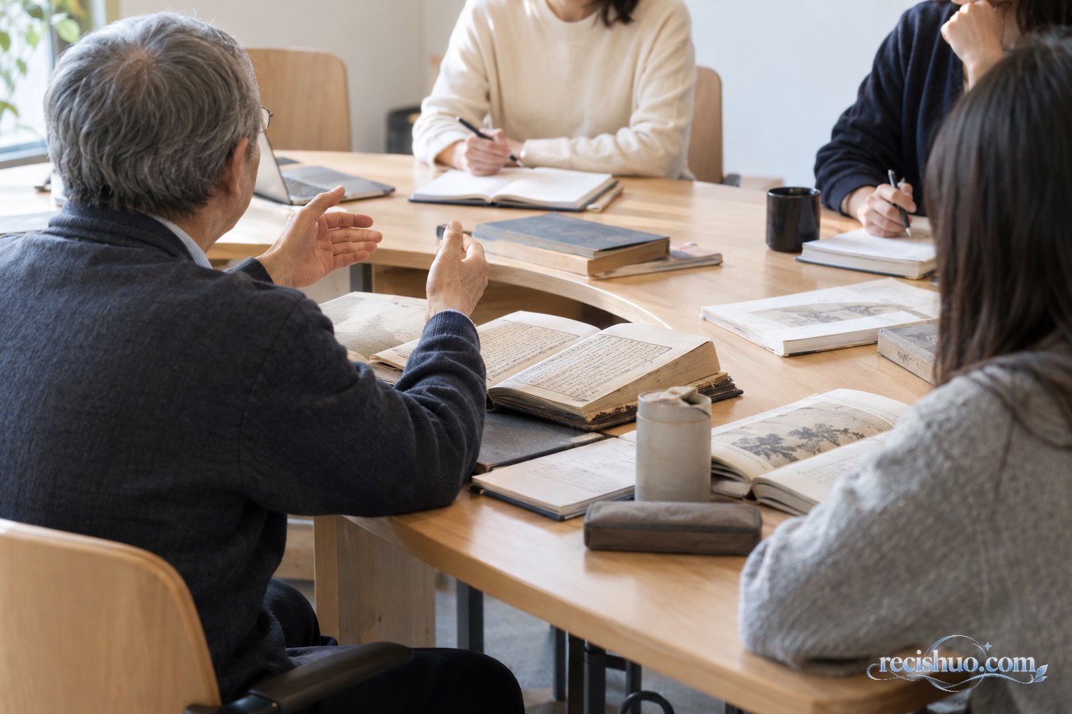 教师与学生围绕古籍材料开展传统文化研讨