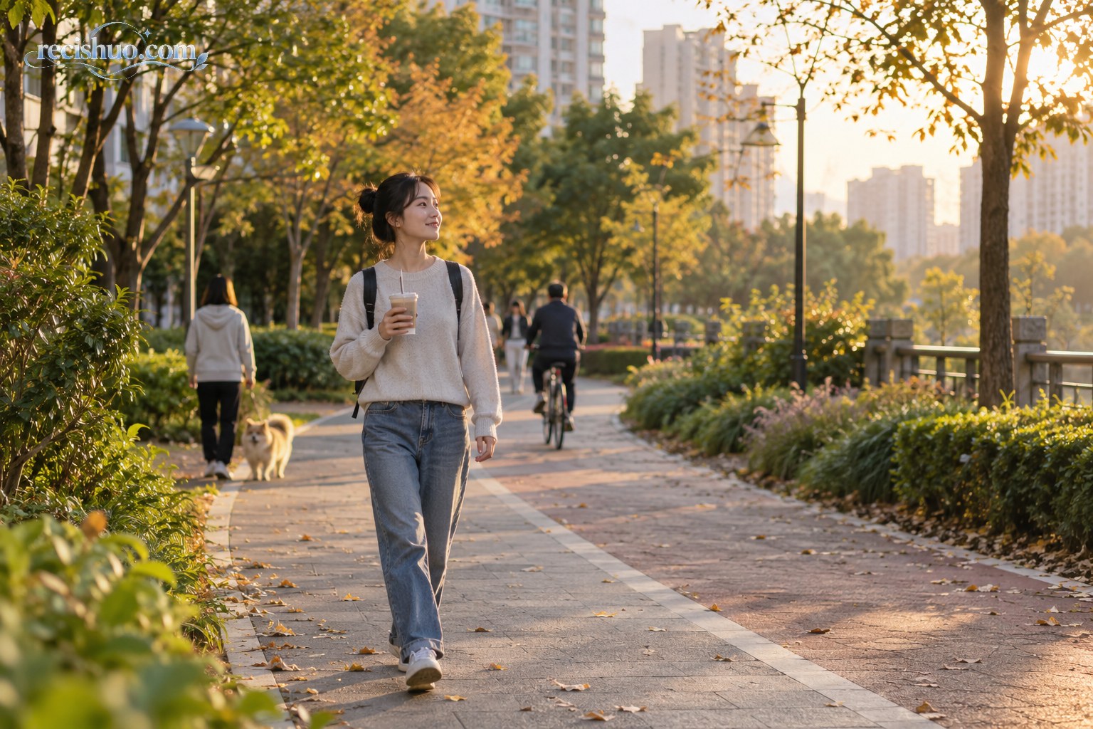 年轻人在秋日傍晚的社区绿道散步，体验家门口的轻松假期