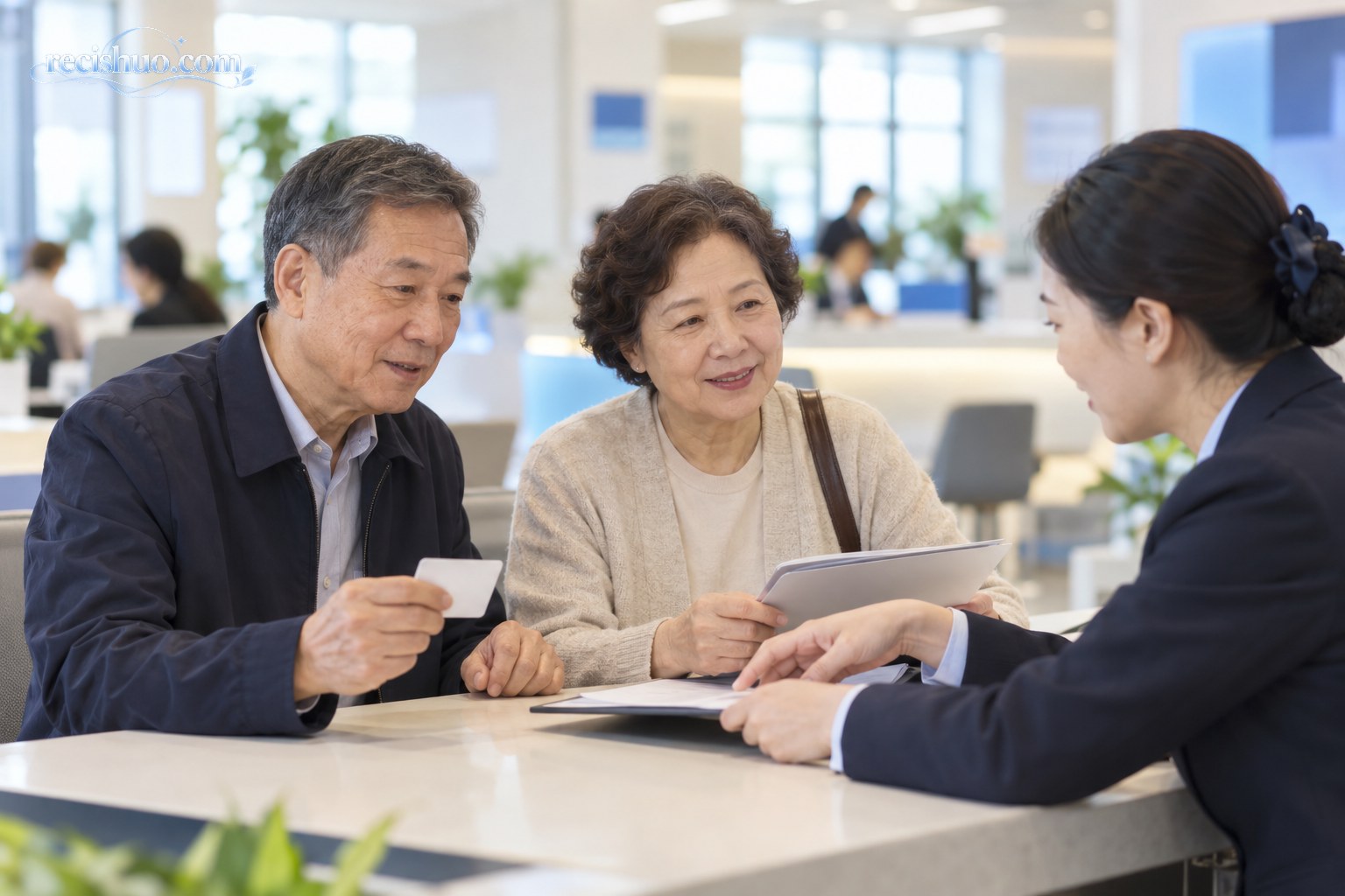临近退休人员在家整理材料并核对待办事项