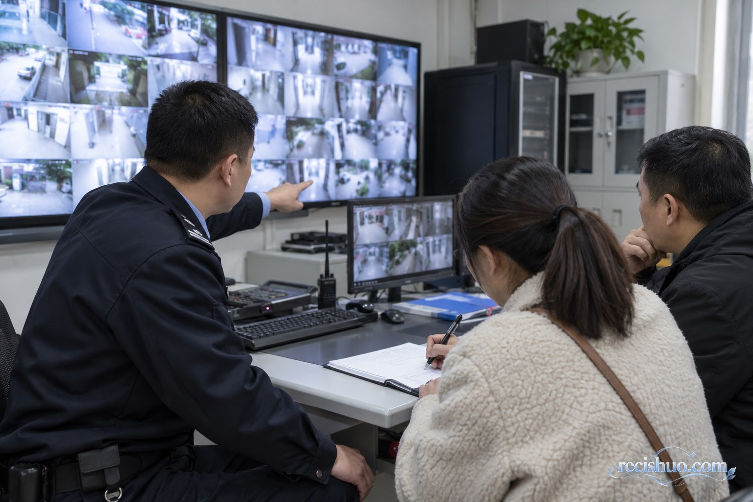 家属与物业工作人员在监控室核对公共区域录像