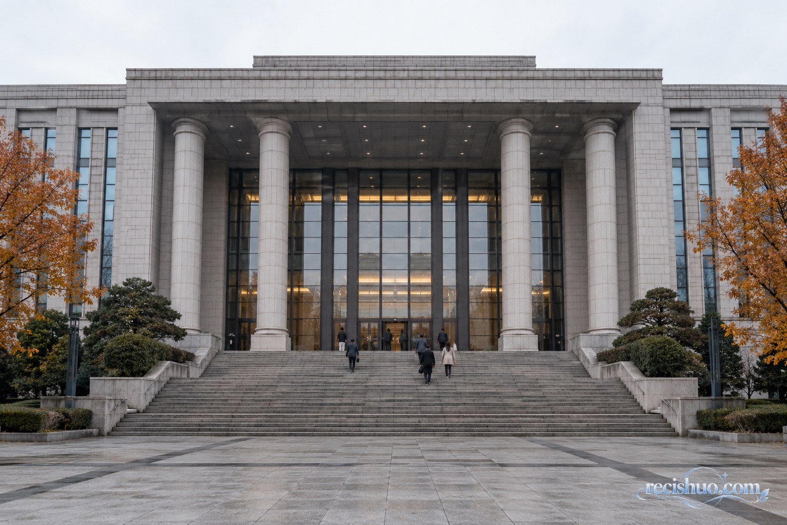 秋日阴天里庄严肃穆的法院建筑入口与拾级而上的人群