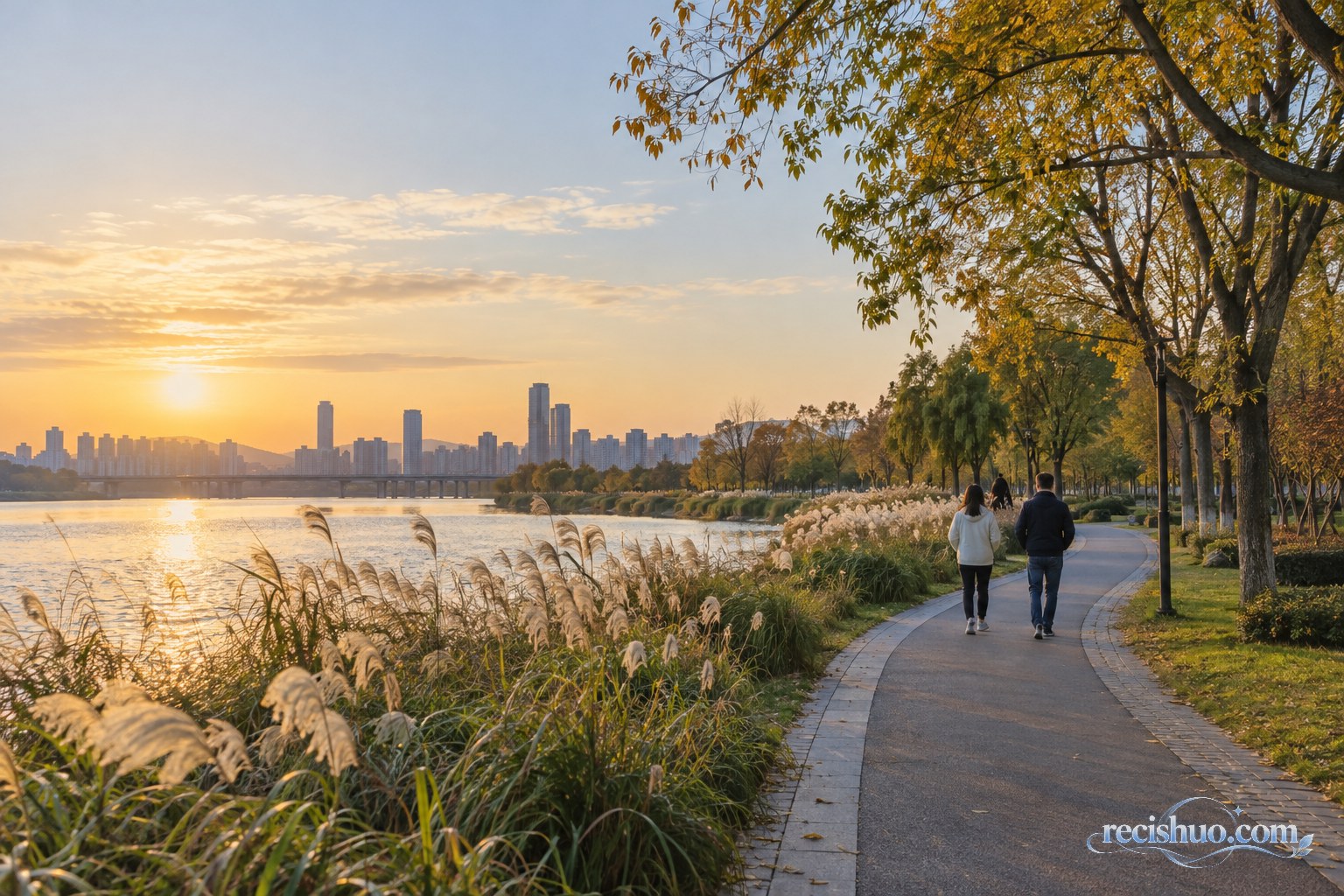 秋日傍晚市民沿滨水公园步道散步赏景