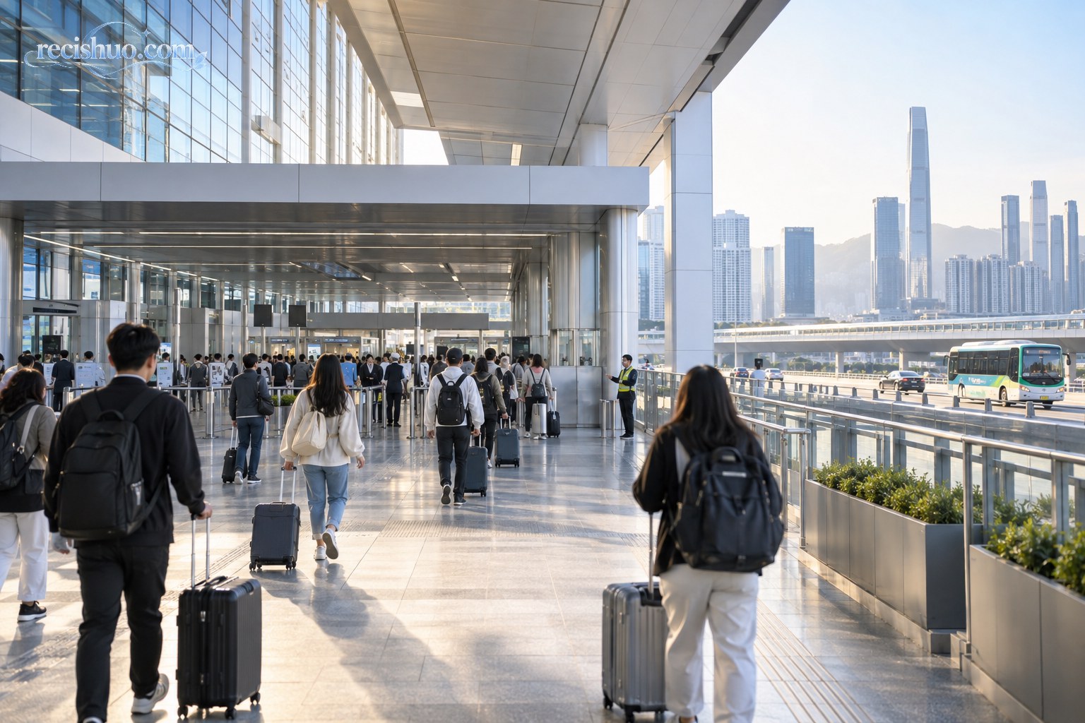 现代化跨境口岸内，旅客携带行李有序前往通关区域