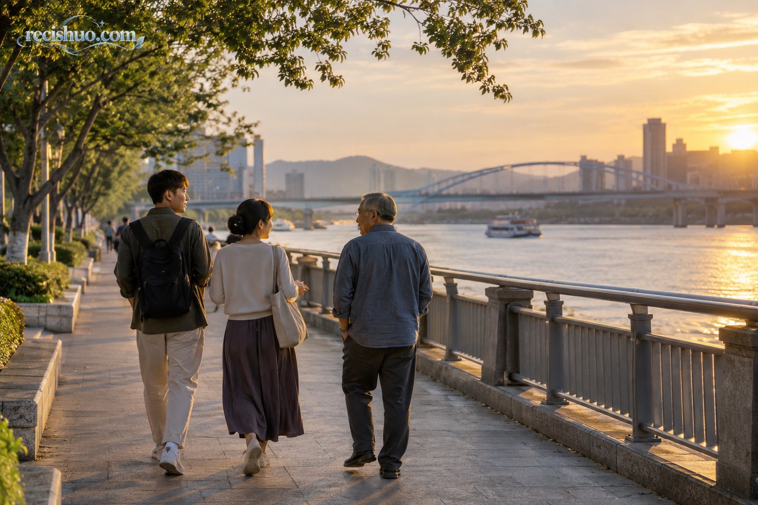 不同年龄的三个人在夕阳下沿城市河畔步道散步交谈