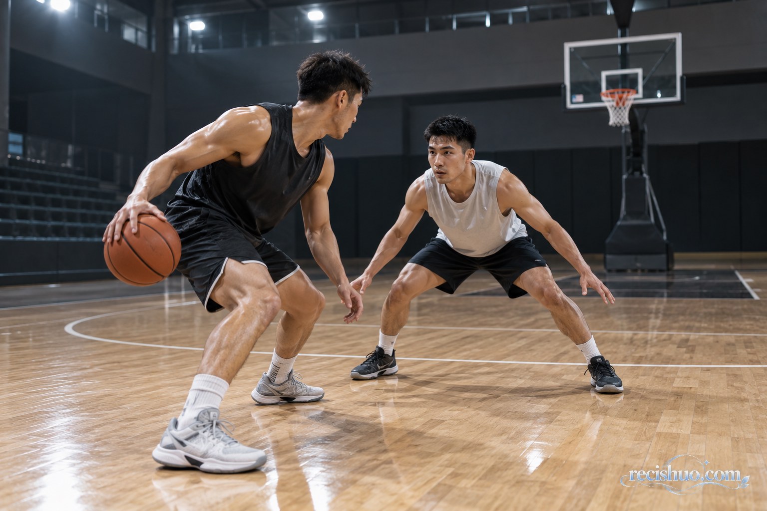 室内篮球场上一名球员运球试探而防守者降低重心准备横移