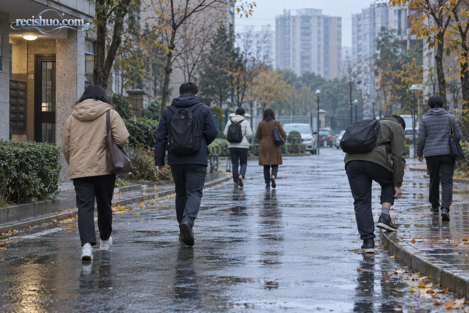 秋雨过后的城市小区里,穿着夹克和长裤的居民走在湿润道路上