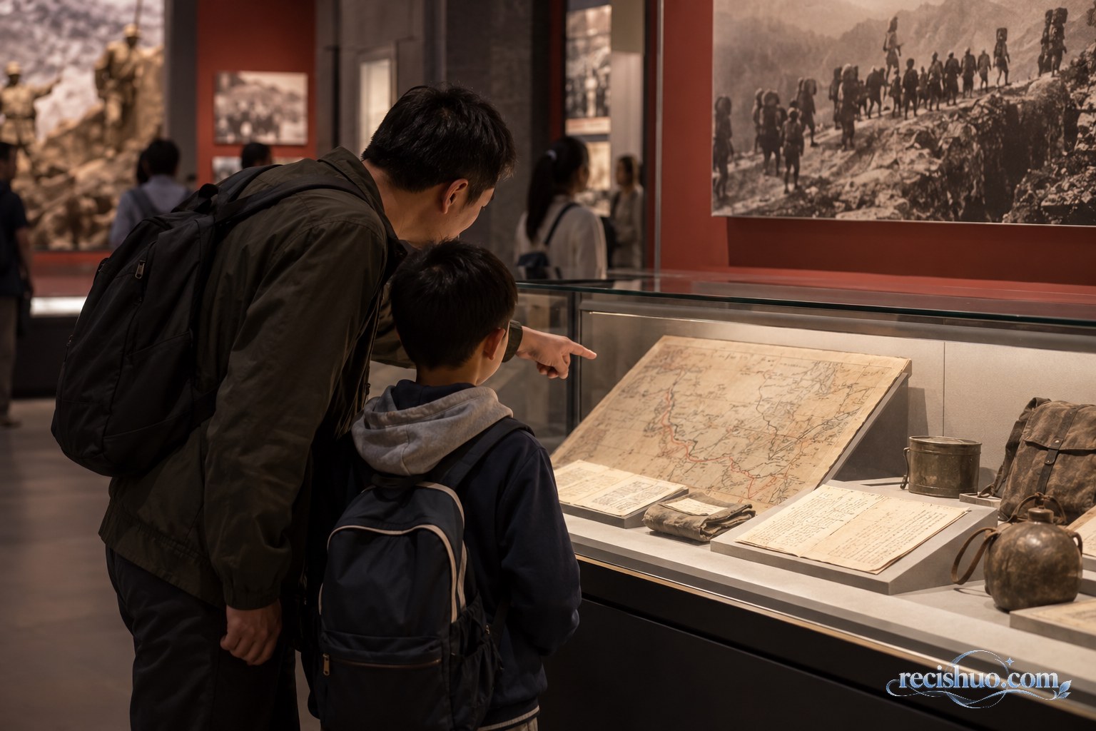 家长带领少年观察展柜中的旧地图和历史文献