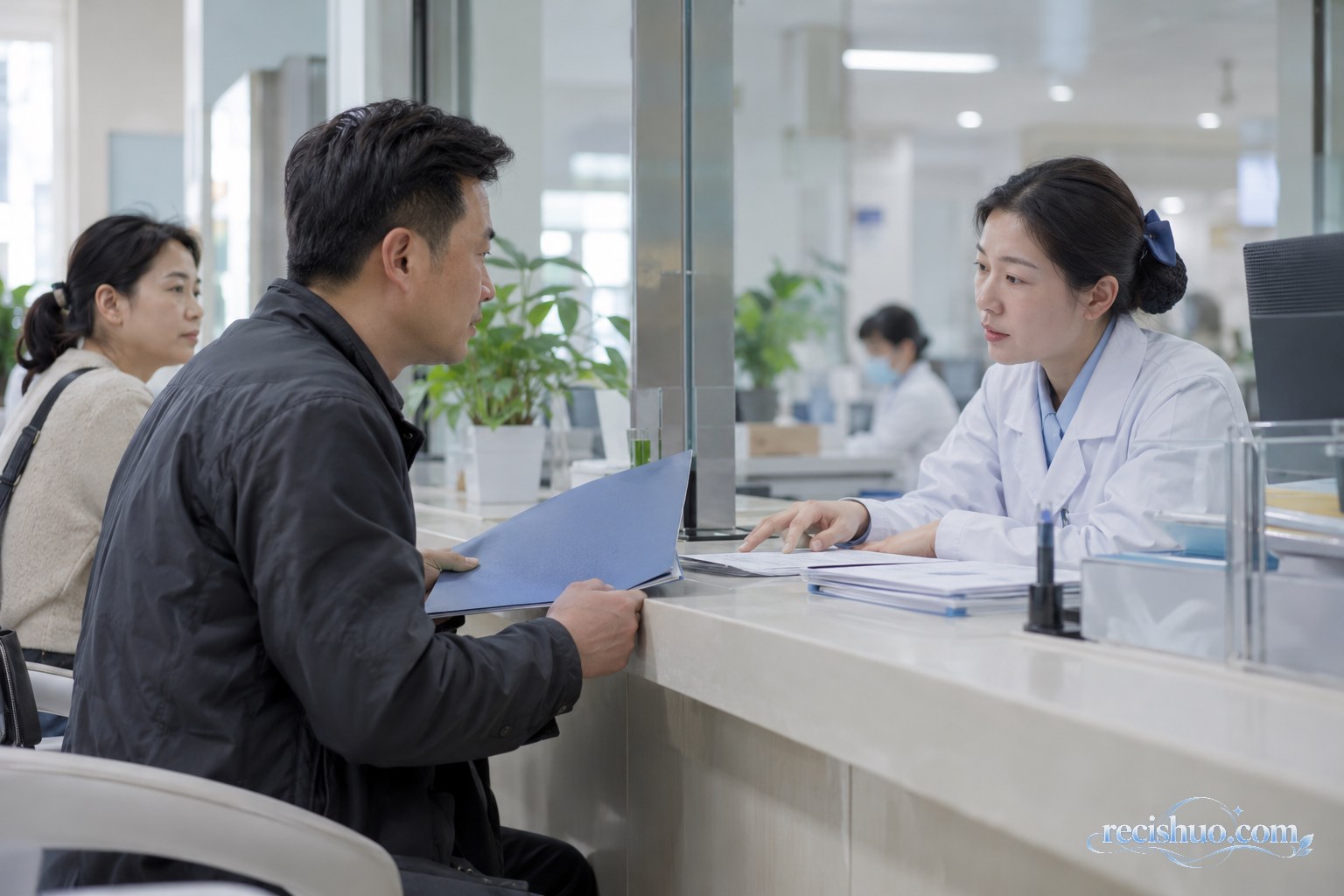 患者家属在医院服务窗口咨询临床用血政策和办理材料
