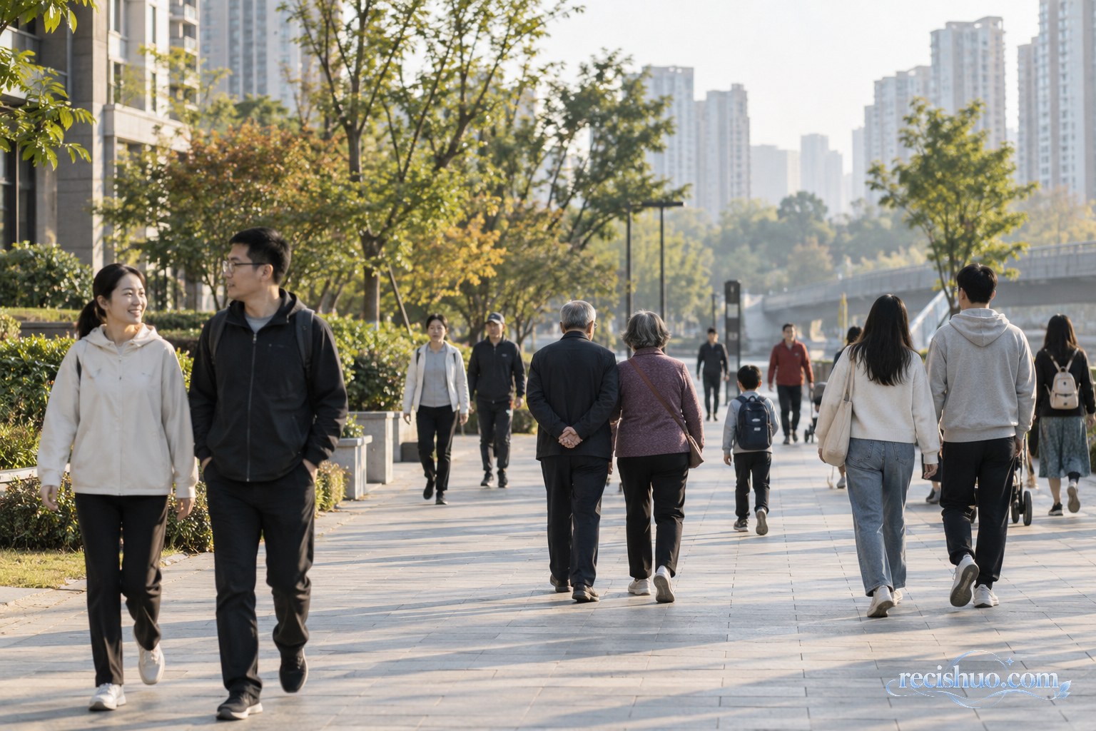 清晨城市社区步道上不同年龄和性别的居民自然往来