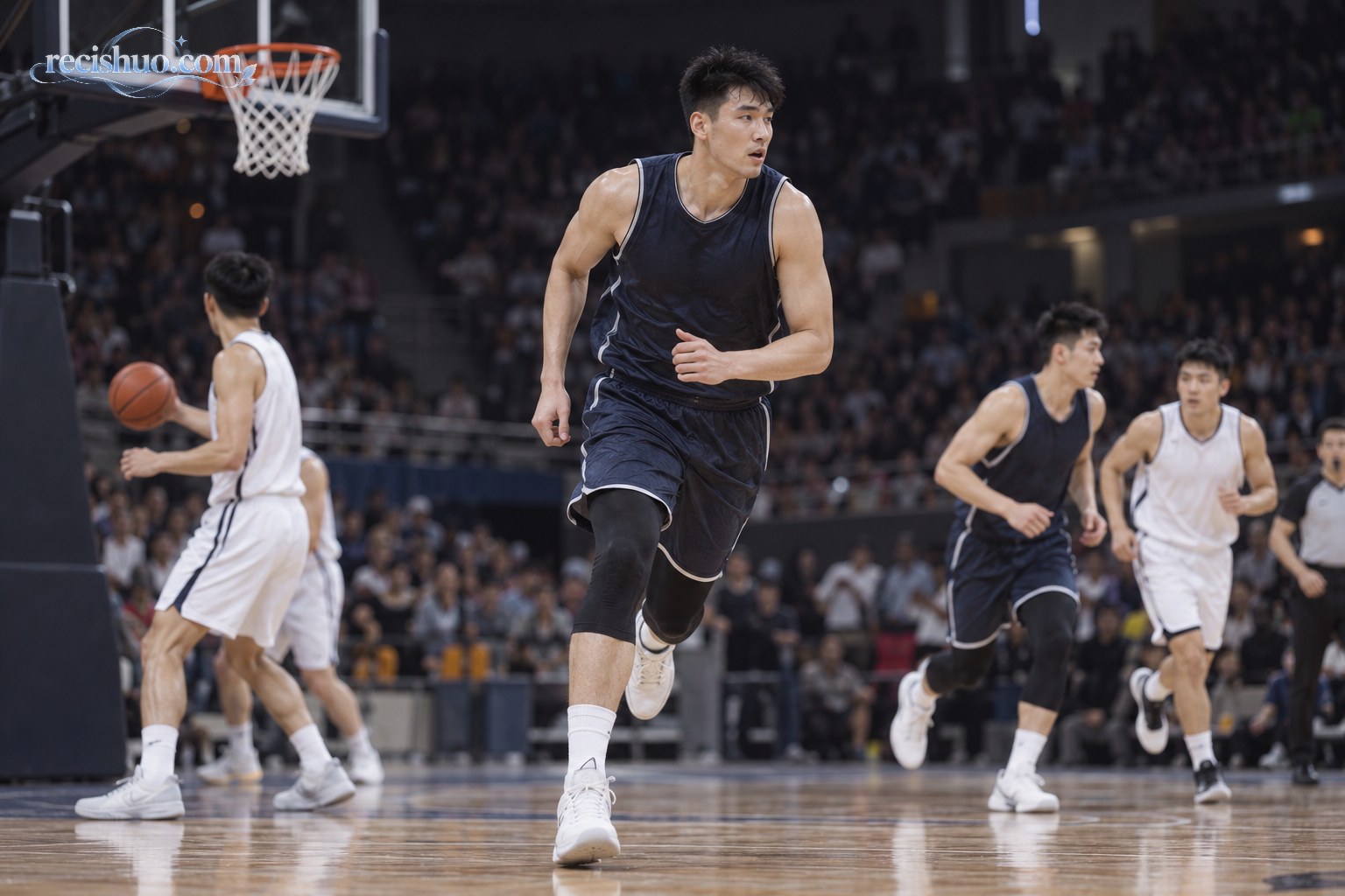 年轻中国男子篮球内线球员完成进攻后在球馆中快速回防
