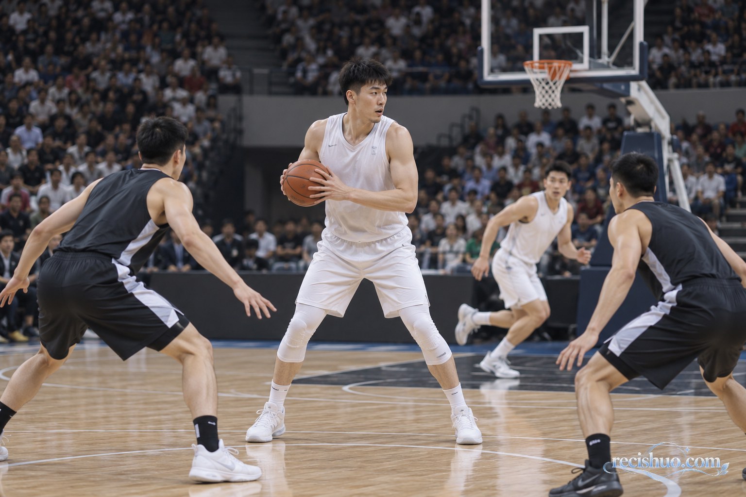 年轻中国男子篮球内线球员在高位持球观察队友空切