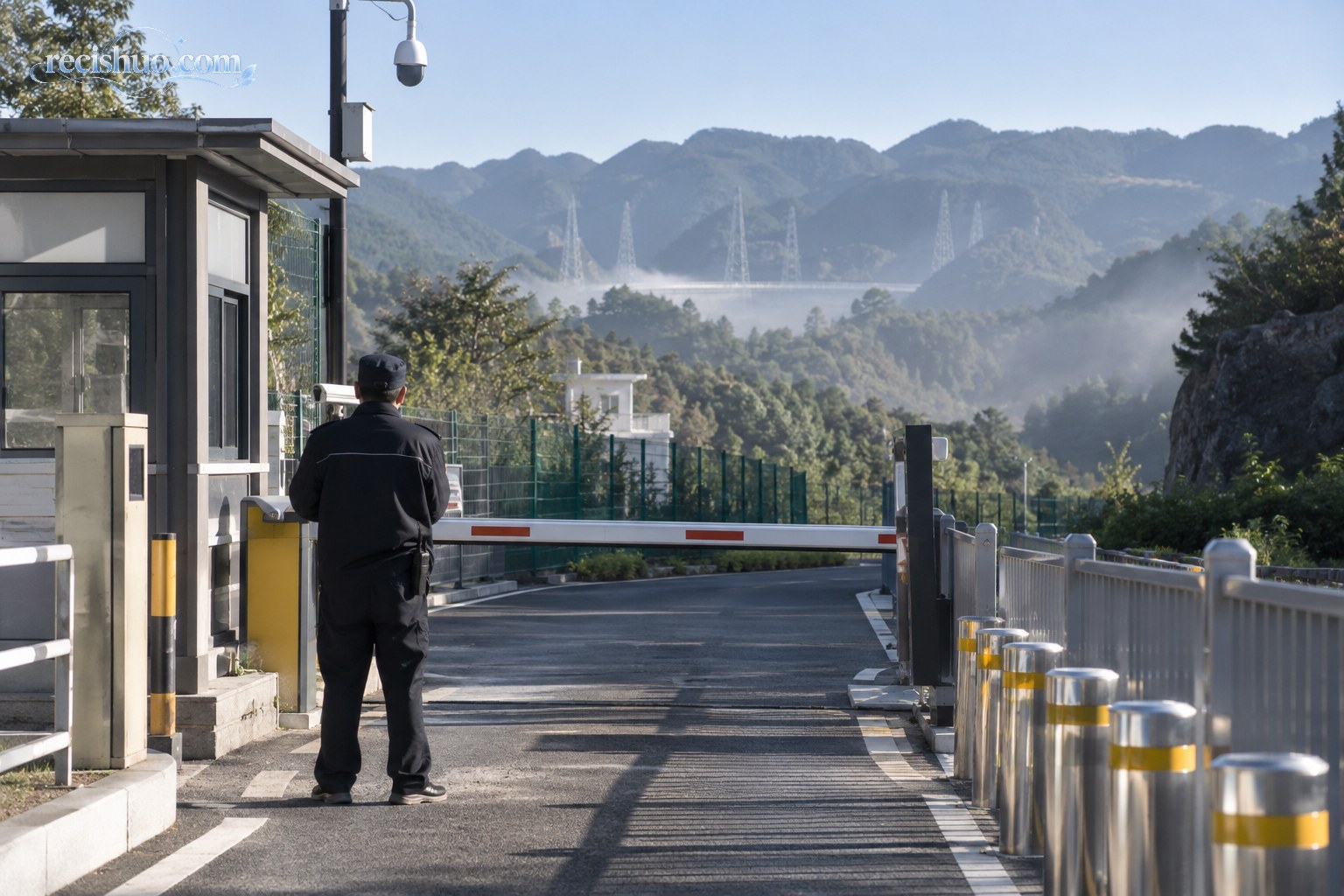 山区科研设施外围设有岗亭和通行栏杆的规范管理场景