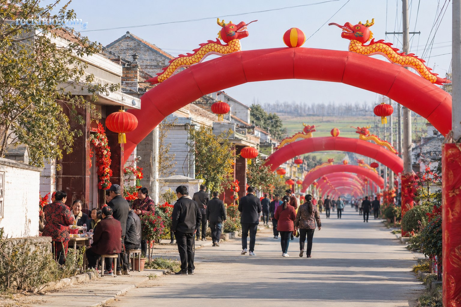 红色婚礼拱门沿乡村道路连续延伸的喜庆场景