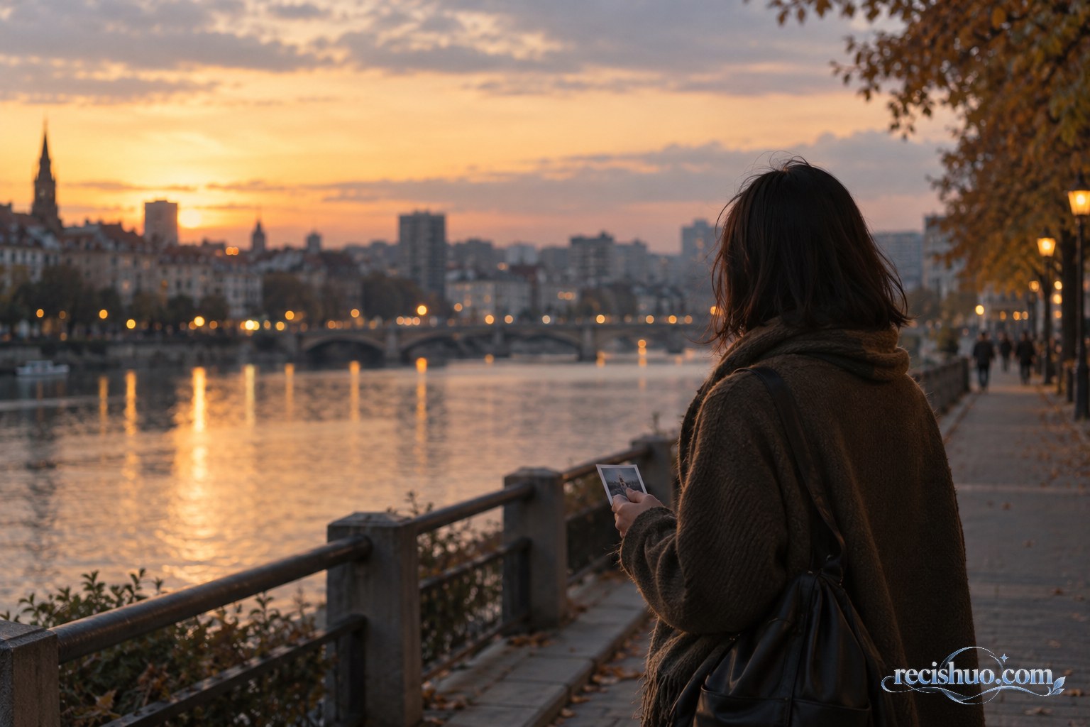 秋日傍晚，一位年轻人拿着旧照片站在河边步道回望城市