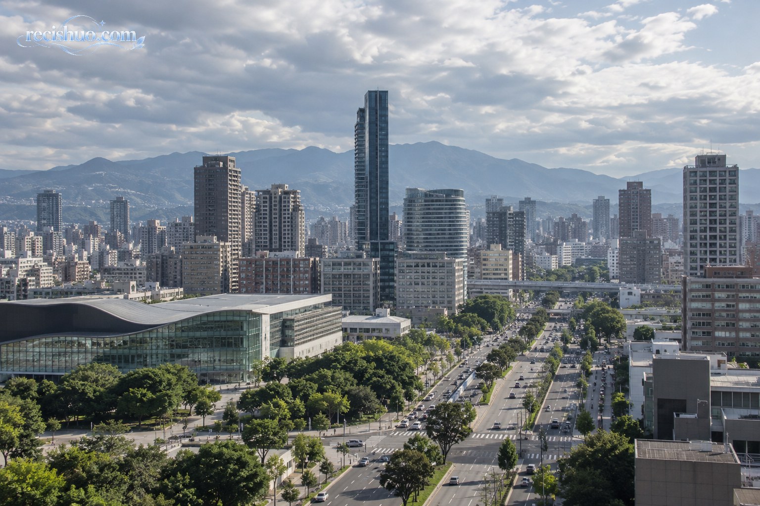 自然日光下的台中城市建筑、道路与远山全景