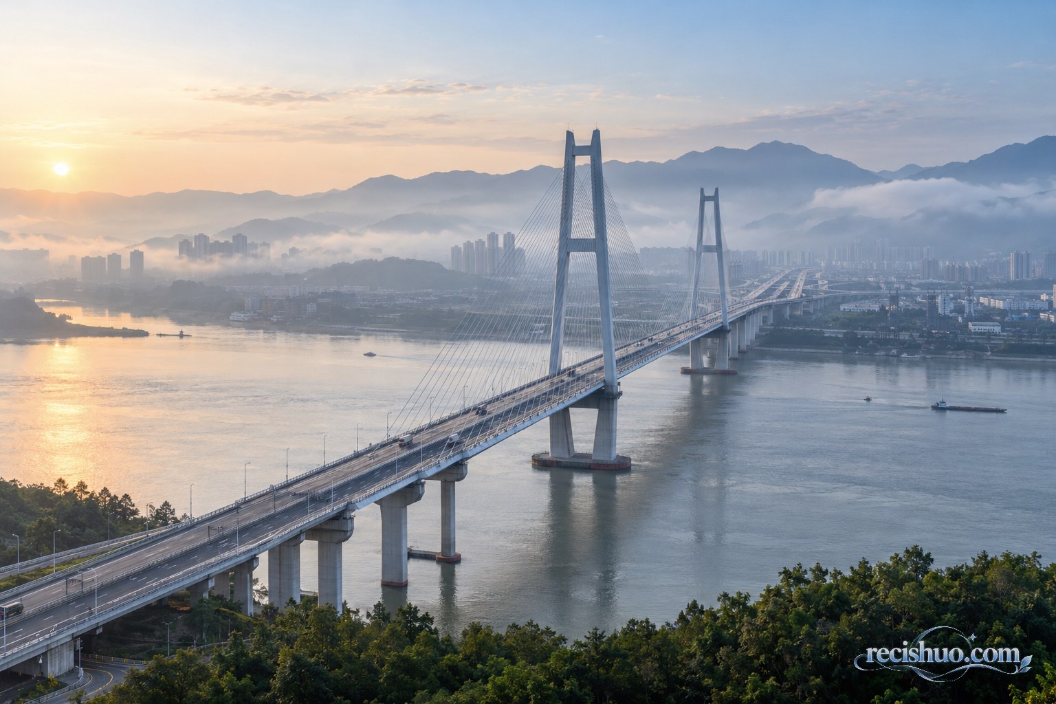 清晨江面与两岸城市之间的现代化跨江斜拉桥全景