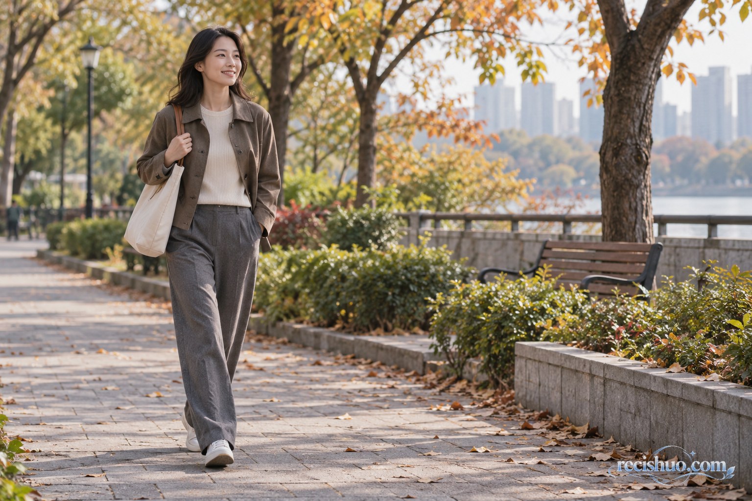 秋日公园里身穿短外套、针织衫和直筒长裤的女性日常穿搭