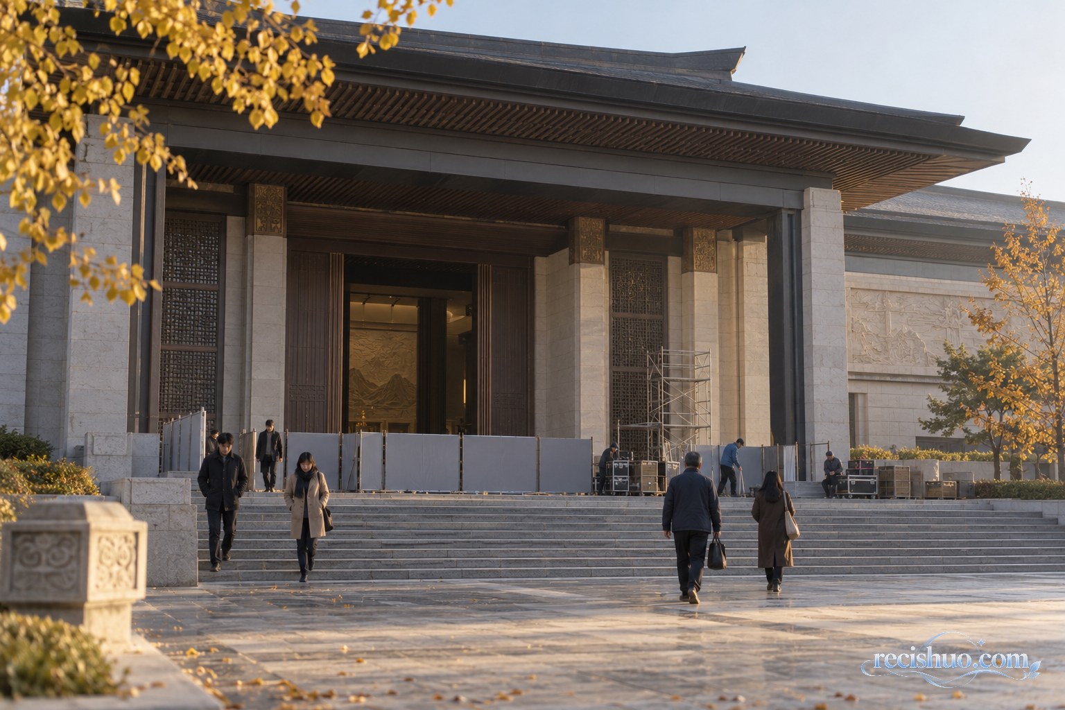 秋日晨光下进入闭馆改造准备阶段的中式博物馆建筑示意图