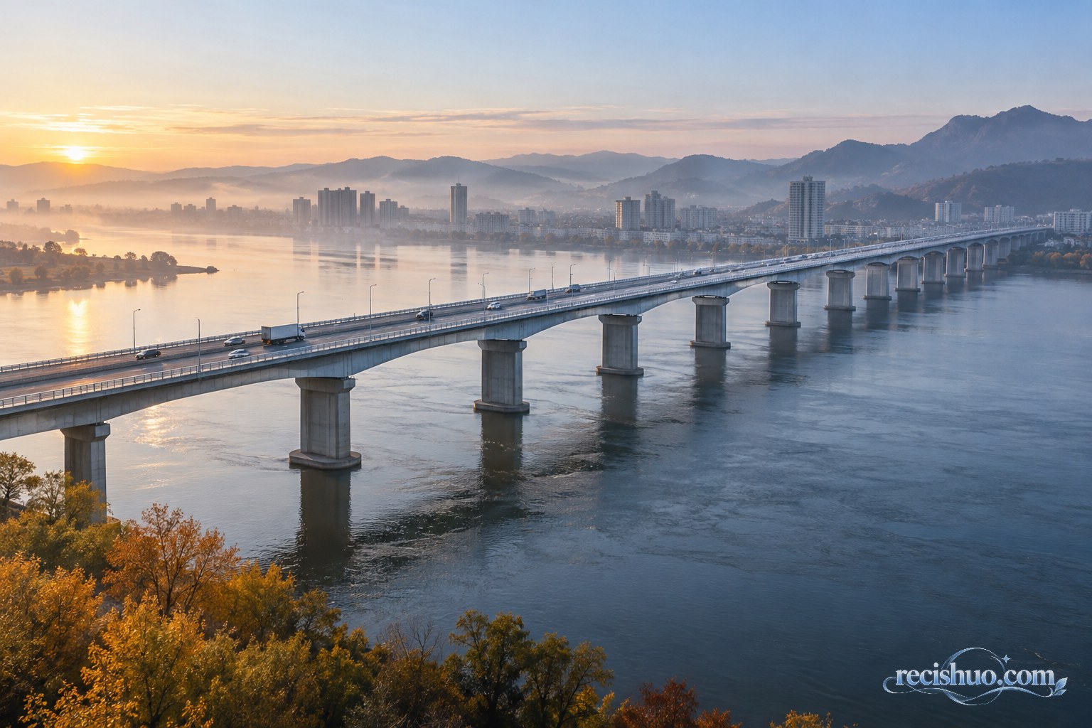 秋日晨光下横跨宽阙江面的现代公路桥与两岸城市景观