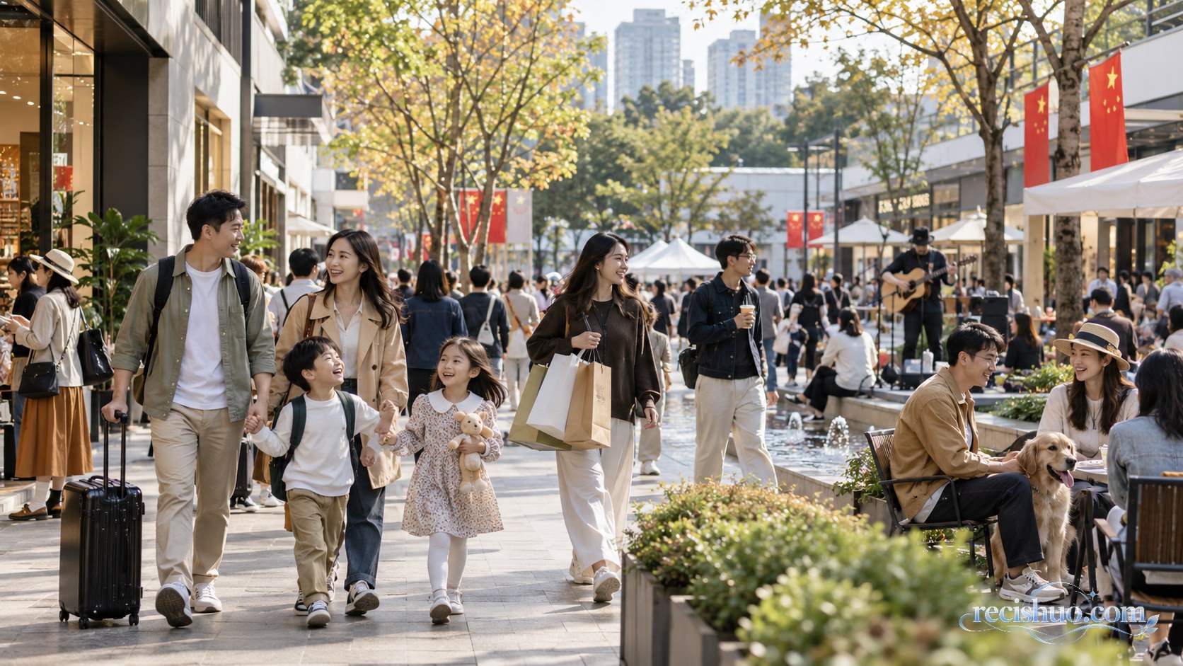国庆假期里游客与市民在城市商业休闲街区出行、购物和休憩