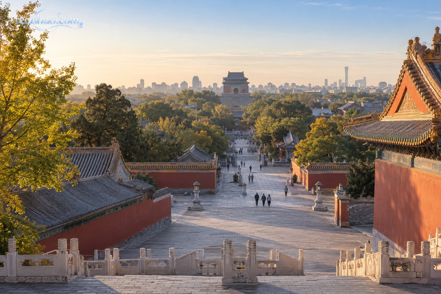 晨光中的北京传统建筑群与远处现代城市天际线相互映照