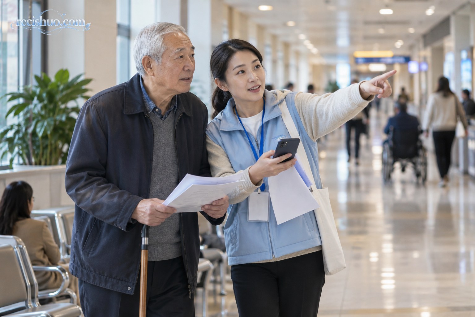 陪诊人员在医院走廊为老年就诊者核对材料并指引方向