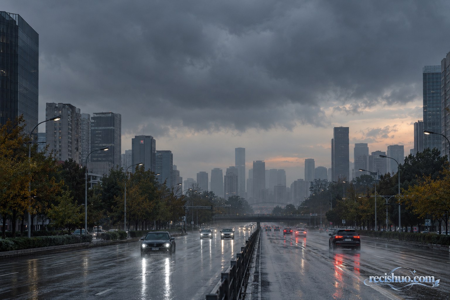 秋日傍晚乌云和雨幕笼罩北京城市道路,车辆亮灯谨慎行驶