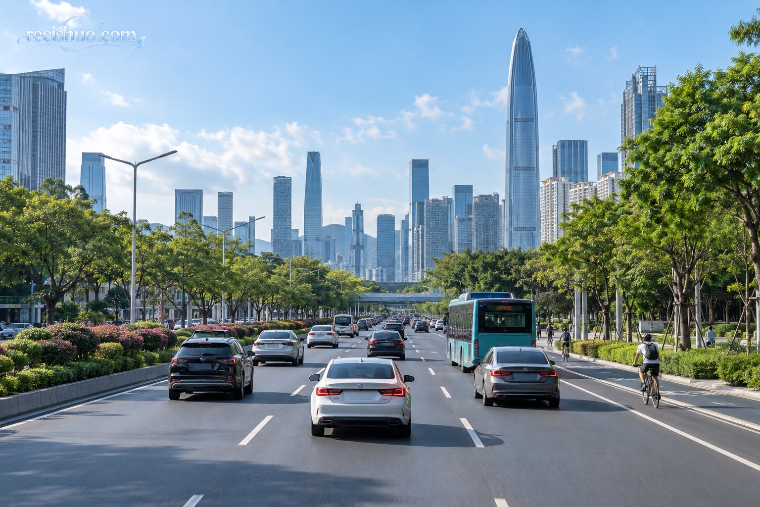 深圳城市主干道上汽车、公交车与骑行者有序通行