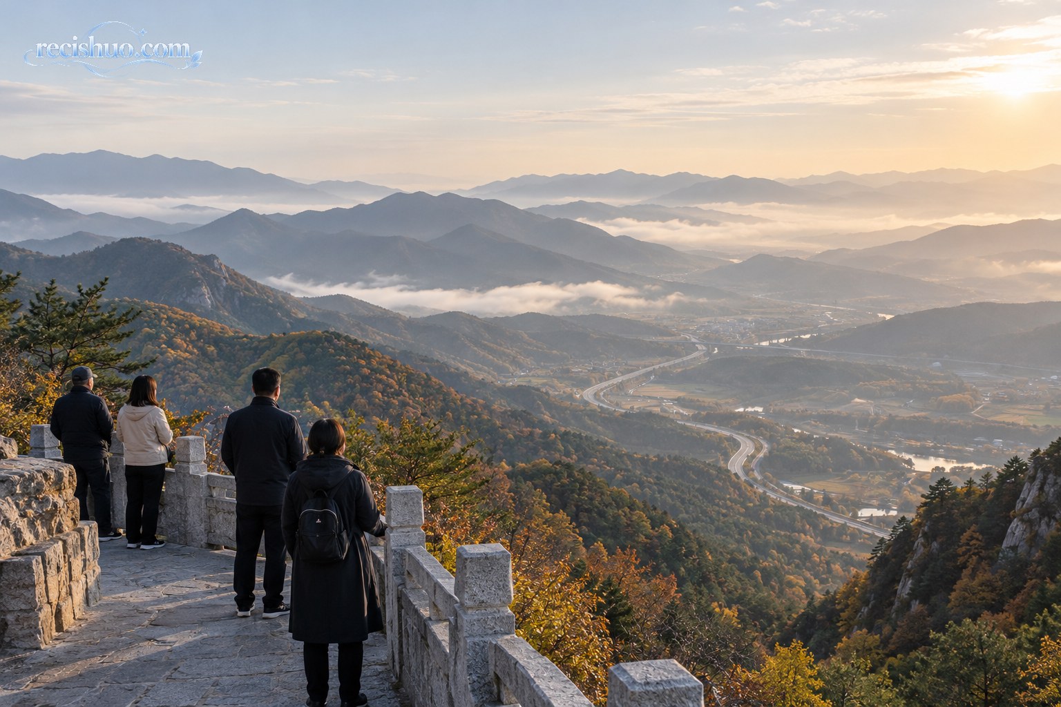 秋日清晨,参观者站在山间观景平台远望群山与蜿蜒道路
