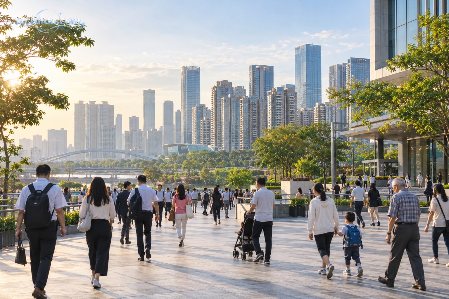 清晨阳光下,市民走过岭南现代城区的公共空间