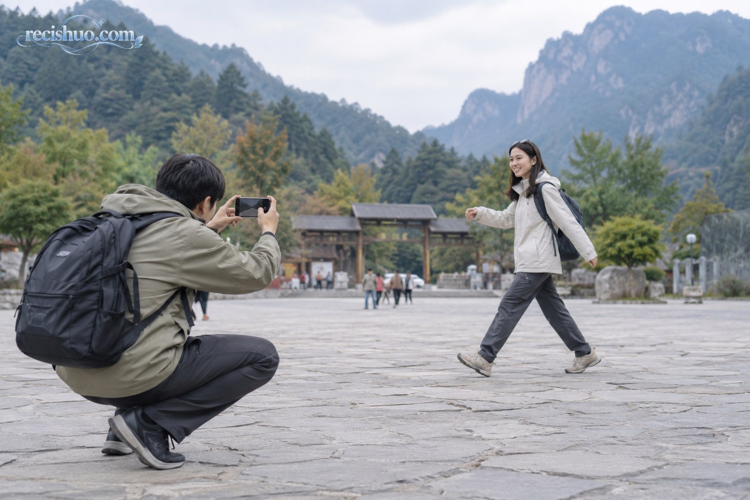 两名游客在景区开阔区域配合拍摄安全自然的跨步动作