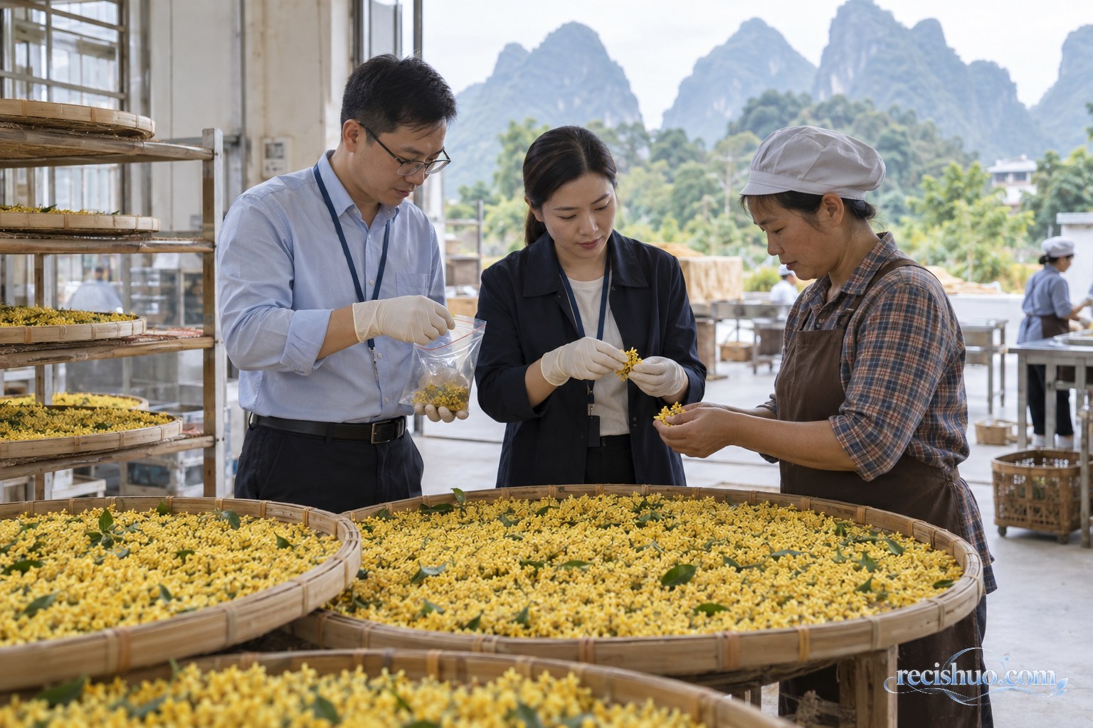 检查人员在仓储环境中核对干桂花批次并留取样品