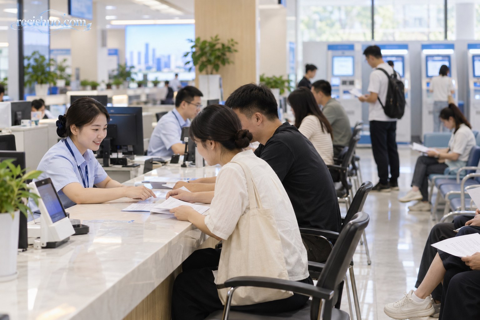 市民在明亮整洁的政务服务大厅咨询并办理业务