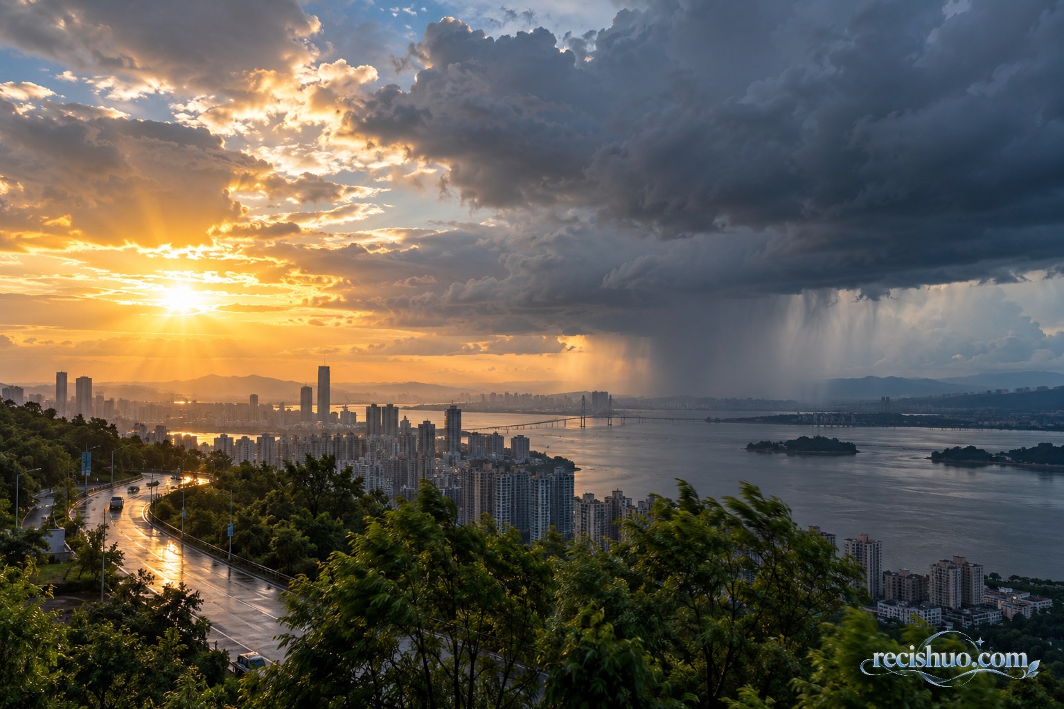 暖阳与厚重雨云同时笼罩临水城市,呈现天气快速变化的自然景象