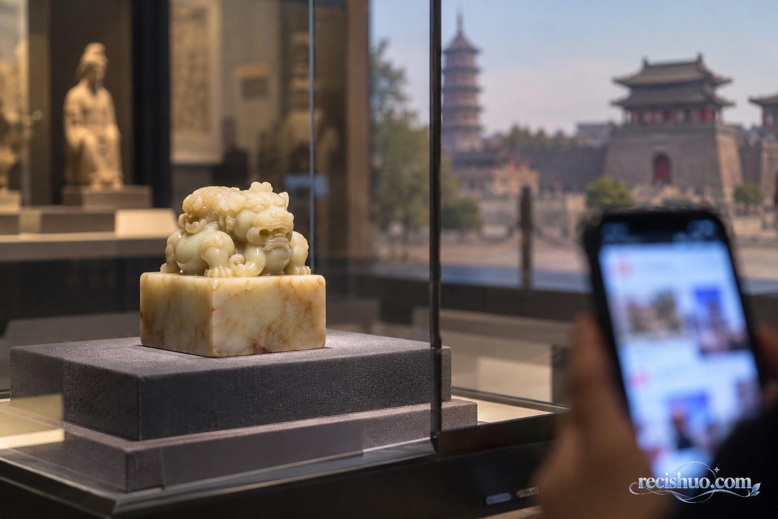 博物馆展柜中的普通玉质印章与游客手机构成的新闻辨谣场景