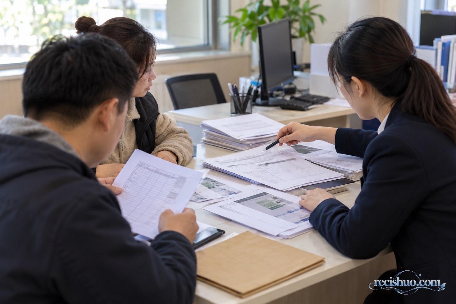 劳动者在法律服务人员协助下整理合同、考勤和工资流水等维权材料
