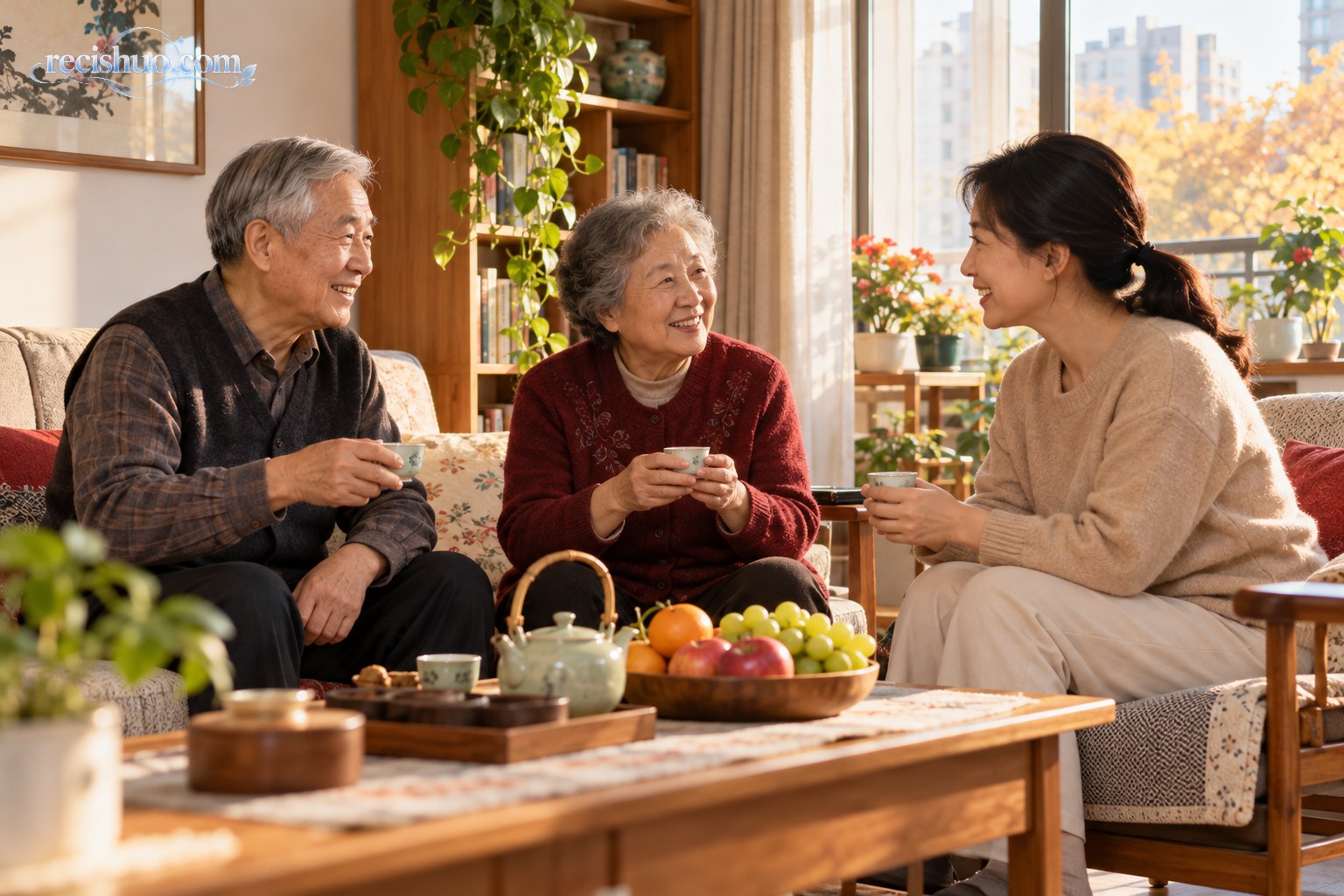 秋日阳光下,一对老年夫妇与成年女儿在家中围坐饮茶交谈