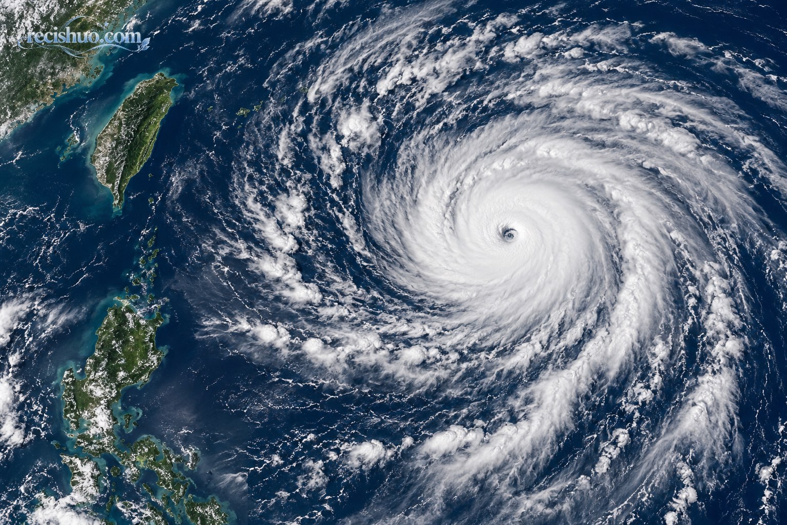 从卫星视角呈现台湾以东海域热带气旋中心云团与外围雨带的概念图