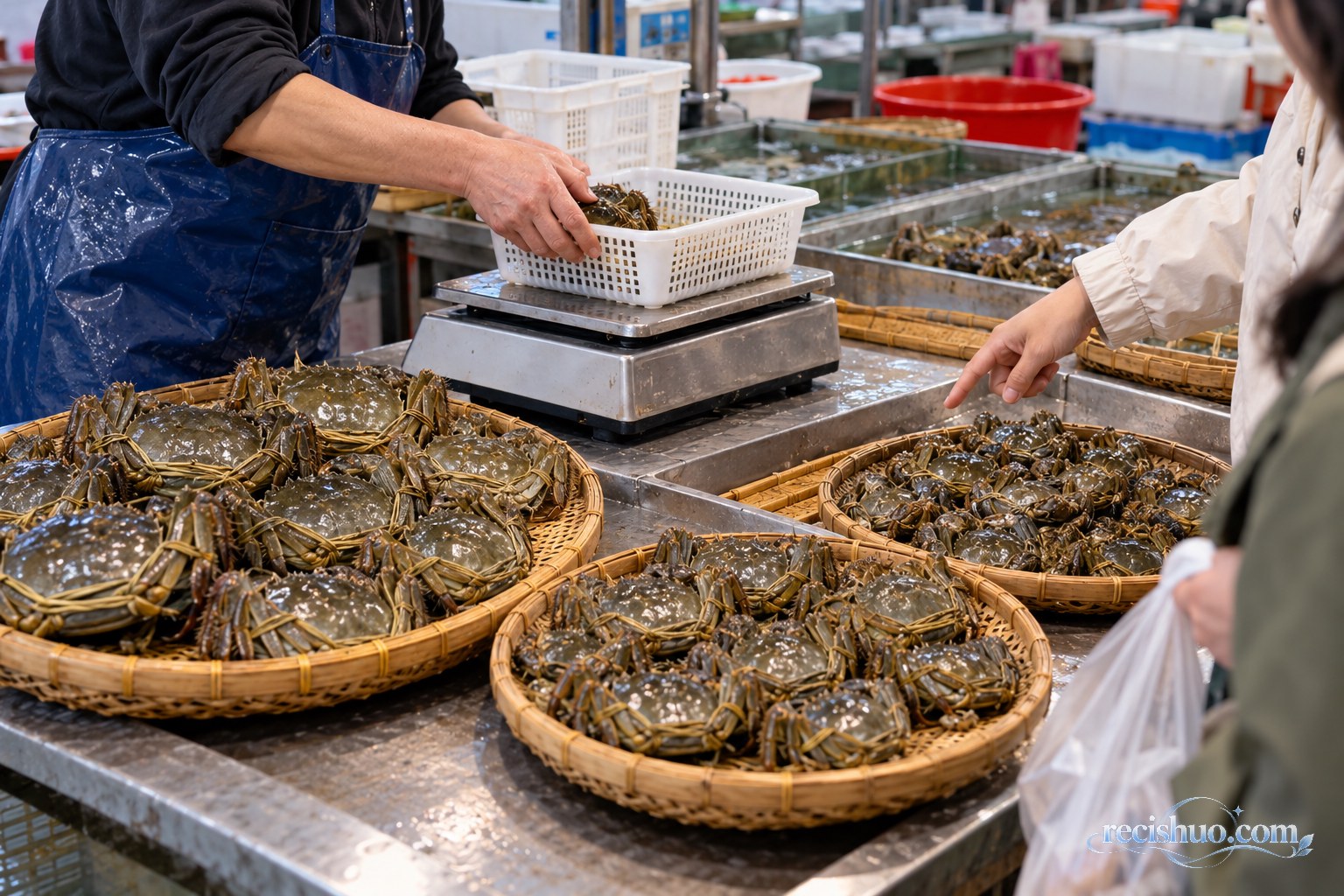 水产摊位将不同规格的大闸蟹分筐陈列并进行称重