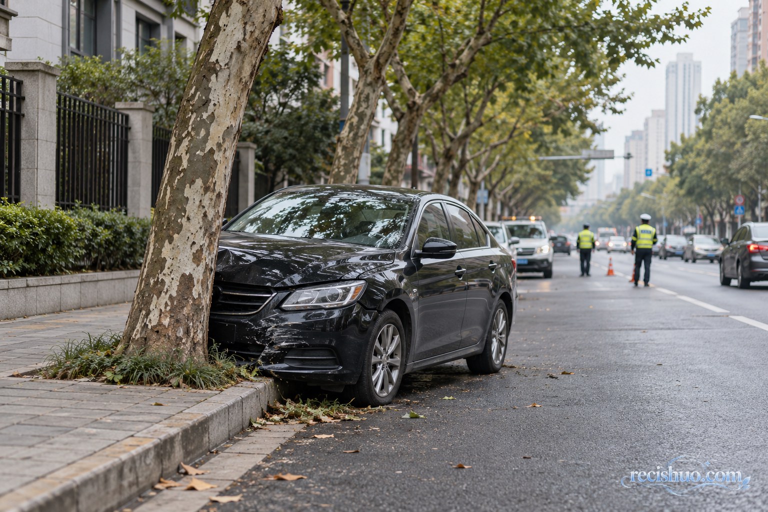城市道路上一辆黑色轿车停在倾斜行道树旁,远处交通管理人员正在勘查现场
