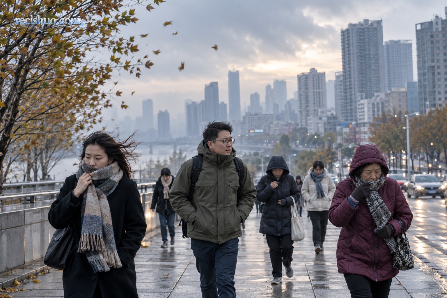 冷空气影响下,穿着厚外套和围巾的市民在清冷城市街头出行