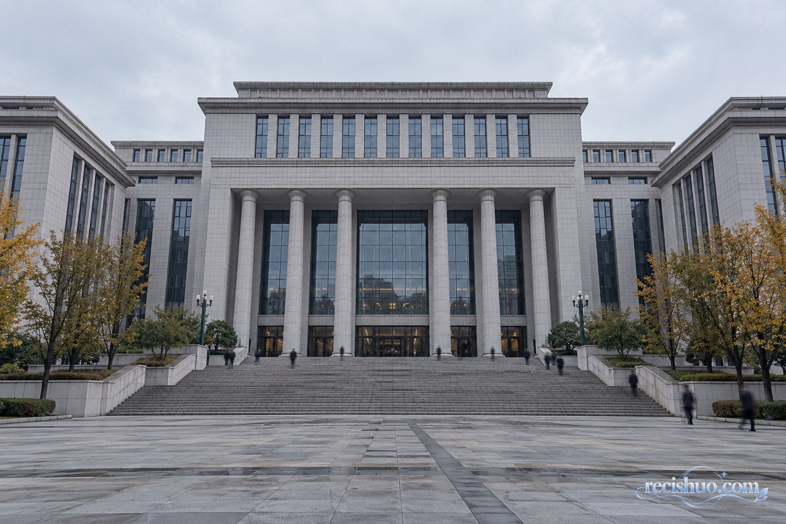 阴天柔光下庄重肃穆的法院建筑与宽阔台阶