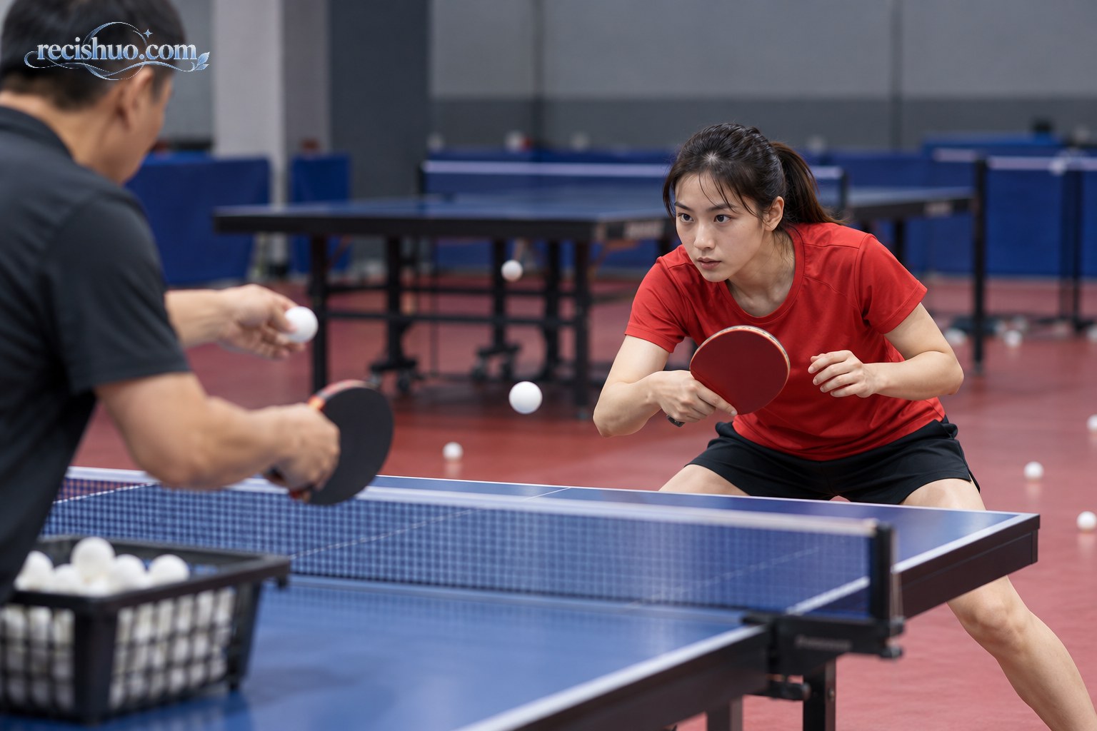 女子乒乓球运动员在训练馆进行多球接发球练习