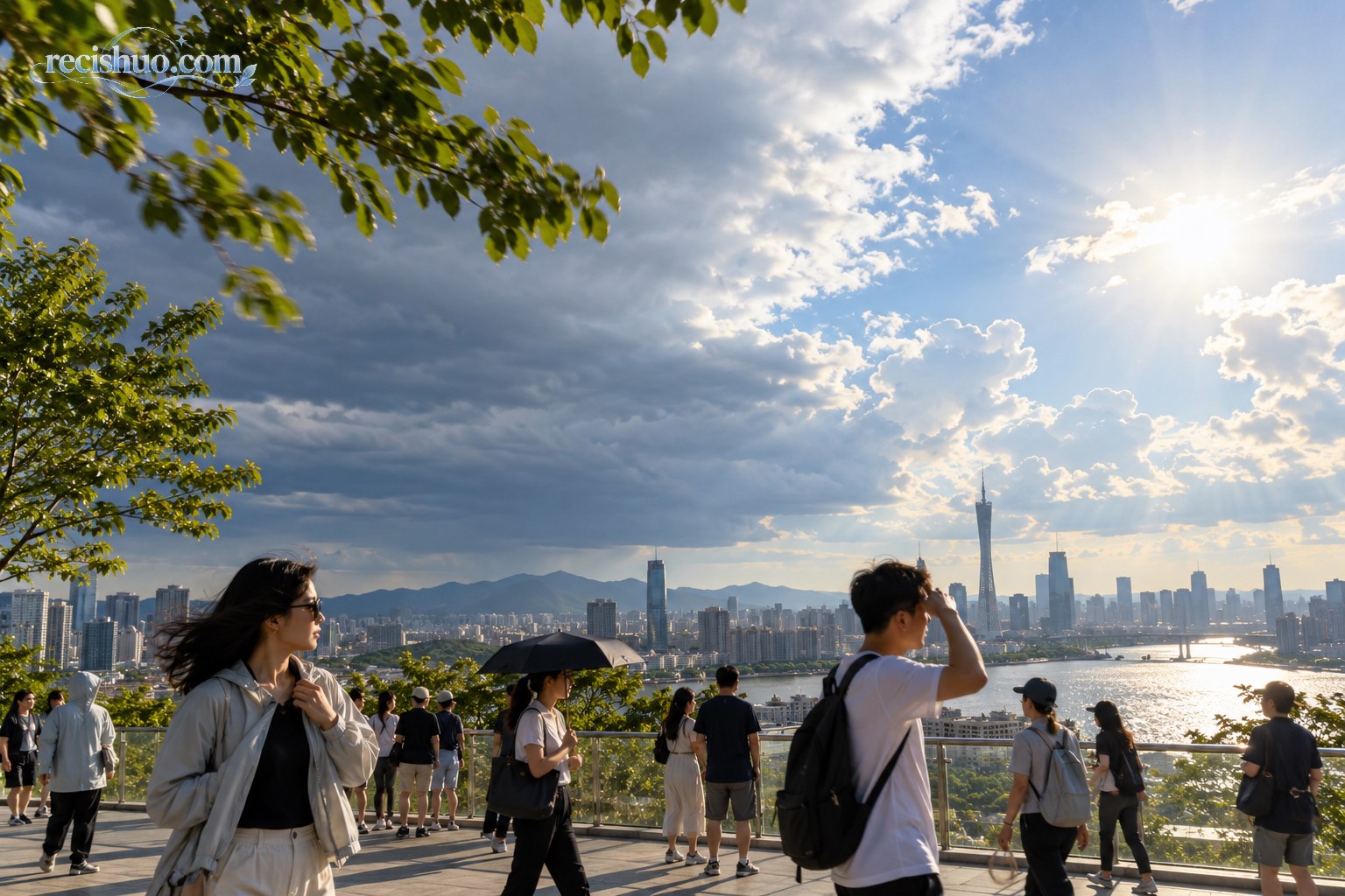冷云与阳光同时笼罩南方城市，街头行人穿着短袖和薄外套呈现冷热反差