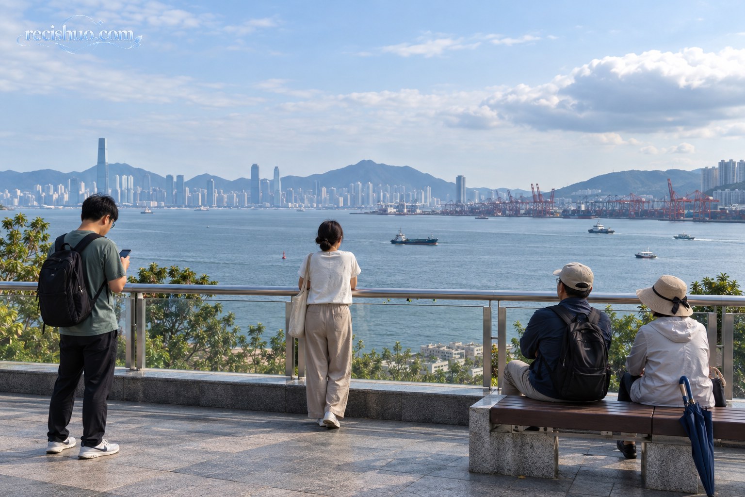 市民在临海观景平台平静查看手机并眺望港口