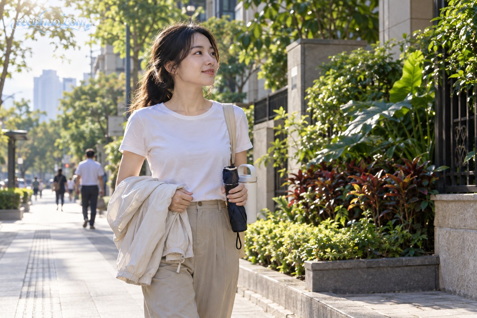 广东秋日晨光下,市民携带薄外套、折叠伞和水杯出门