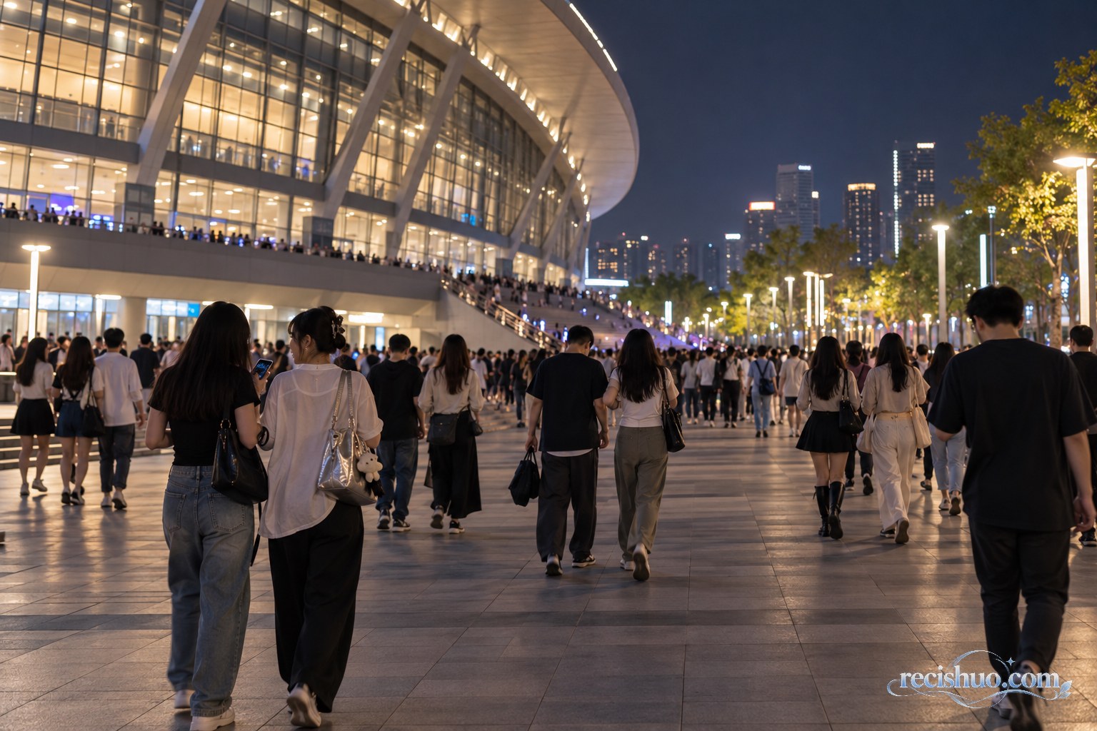演唱会结束后观众有序离开场馆的夜间场景